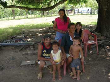 La señora Juana Jiménez y parte de su familia / Foto: Autores