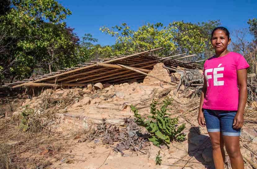 Una mujer de una comunidad de MATOPIBA frente a lo que queda de su casa. El acaparamiento de tierras en la región expulsa violentamente a la población local. Rosilene Miliotti/FASE