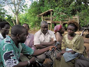 Anthony Lwanga, Administrador de la Radio Comunitaria Kagadi- Kibaale (KKCR) entrevista a agricultores rurales en el oeste de Uganda / Foto: autora