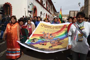 Las mujeres del Abya Yala marchando por la defensa de sus derechos (Puno, Perú, mayo 2009) / Foto: Rafael Nova