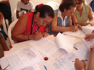 Mujeres firman contratos / Foto: Archivos de Caatinga