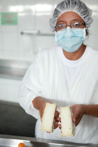 En la planta, Milagros muestra el queso / Foto: Archivos LEISA-AL