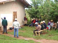 Interacción entre facilitador y agricultores de la comunidad de La Cortadera en una sesión de enseñanza - aprendizaje (2001) / Foto: R. Orrego