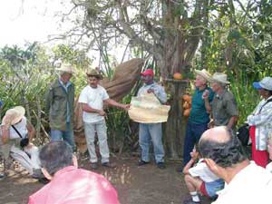 Promotor usando el croquis de su UPF para iniciar una visita de intercambio de experiencia (Cuba) / Foto: F. Z. Martínez