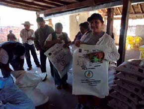Agricultora del grupo de aprendizaje “Nueva Vida” mostrando los sacos para envasar las semillas. Autores